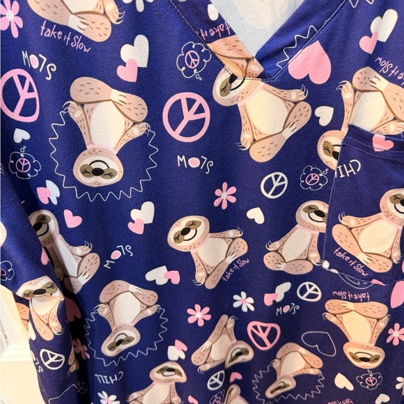 Sloth Print Scrub Top plus size stretchy - Picture 2 of 3